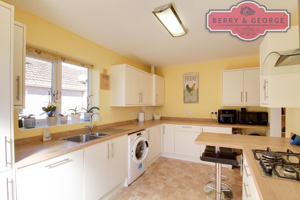 KITCHEN / BREAKFAST