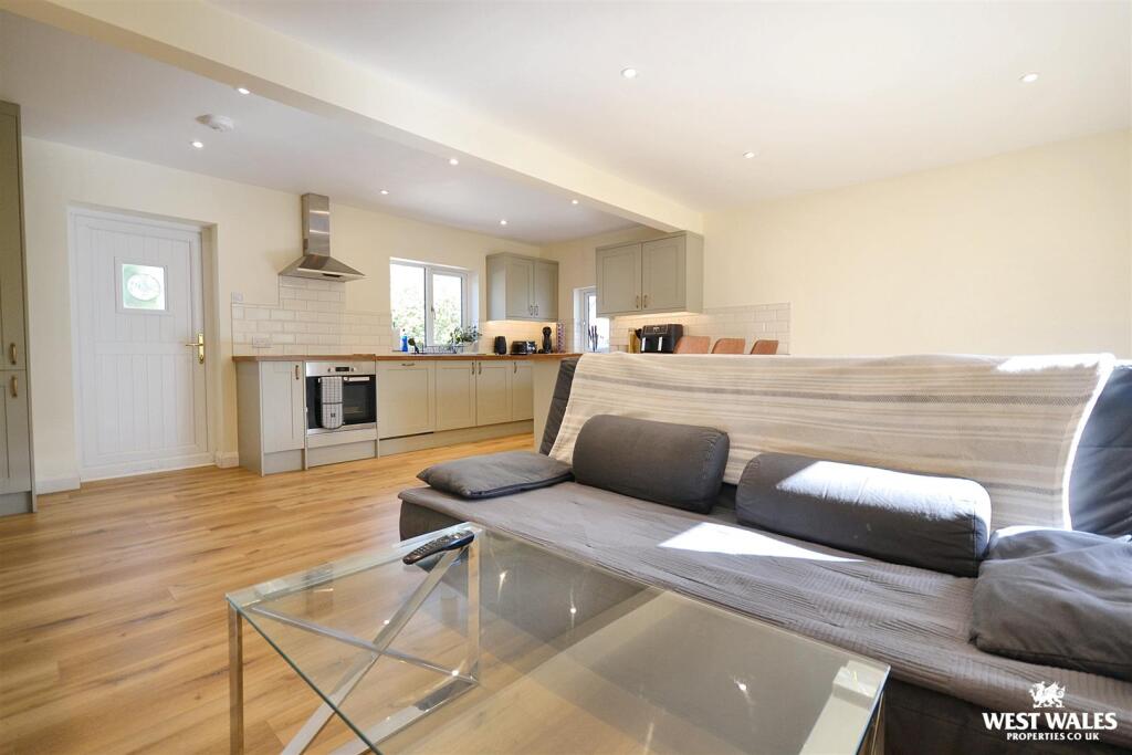 Kitchen / Living Area