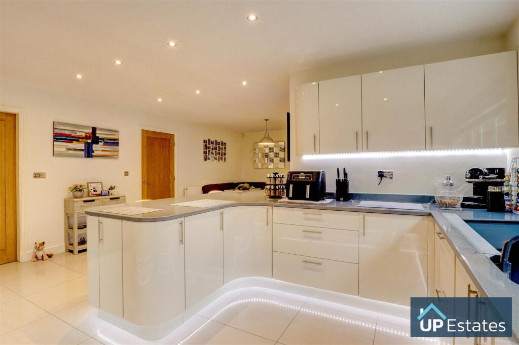 KITCHEN/BREAKFAST ROOM