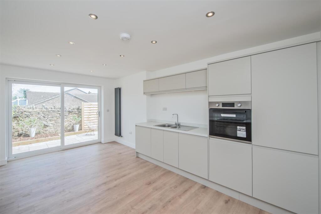 Fitted Kitchen &amp; Dining Area:
