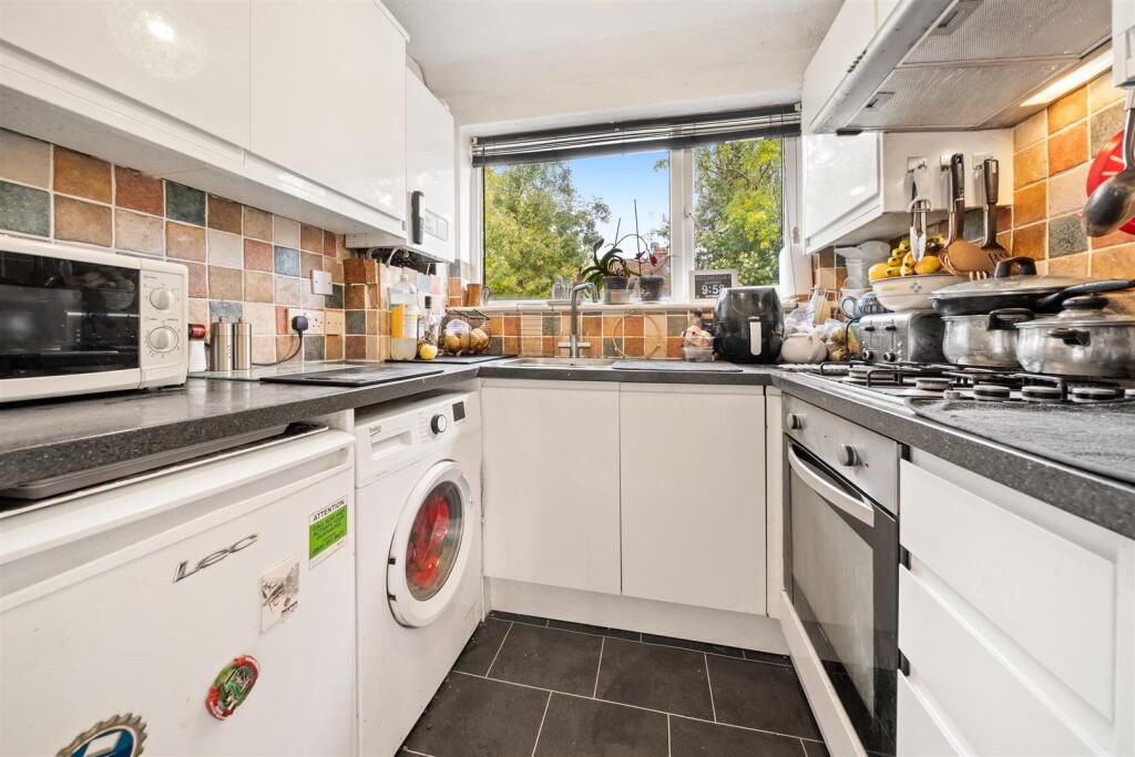 8 Windsor Avenue, Colliers Wood, SW19 2RR-6.jpg