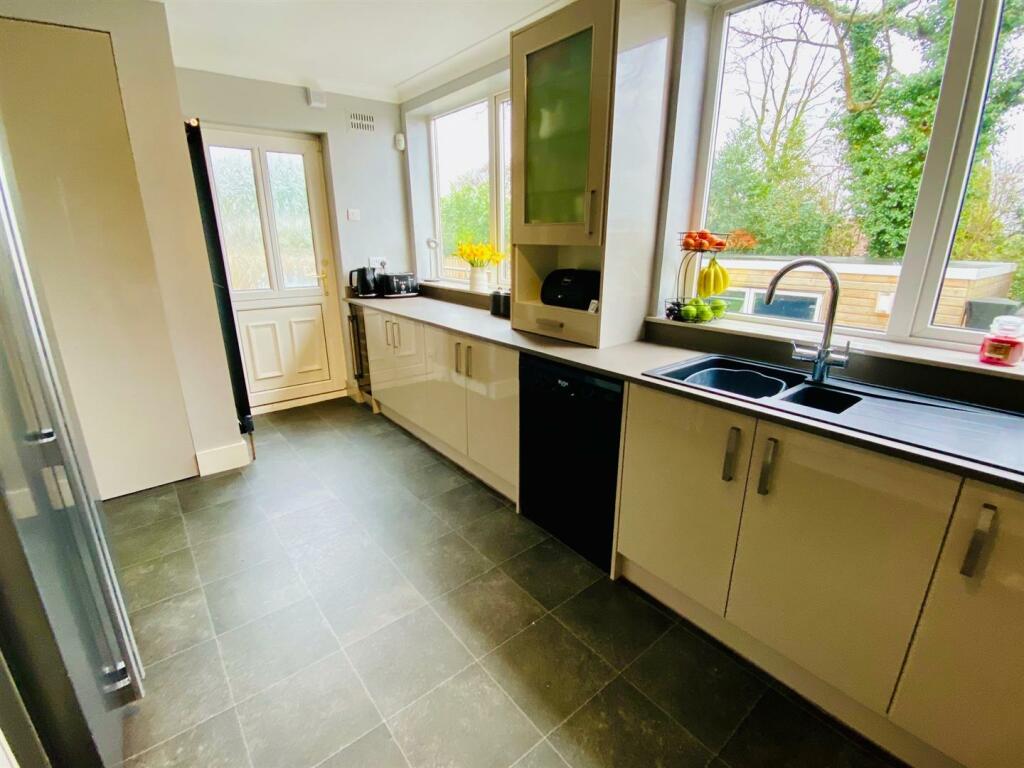 cheviot way 11 kitchen 3.jpg