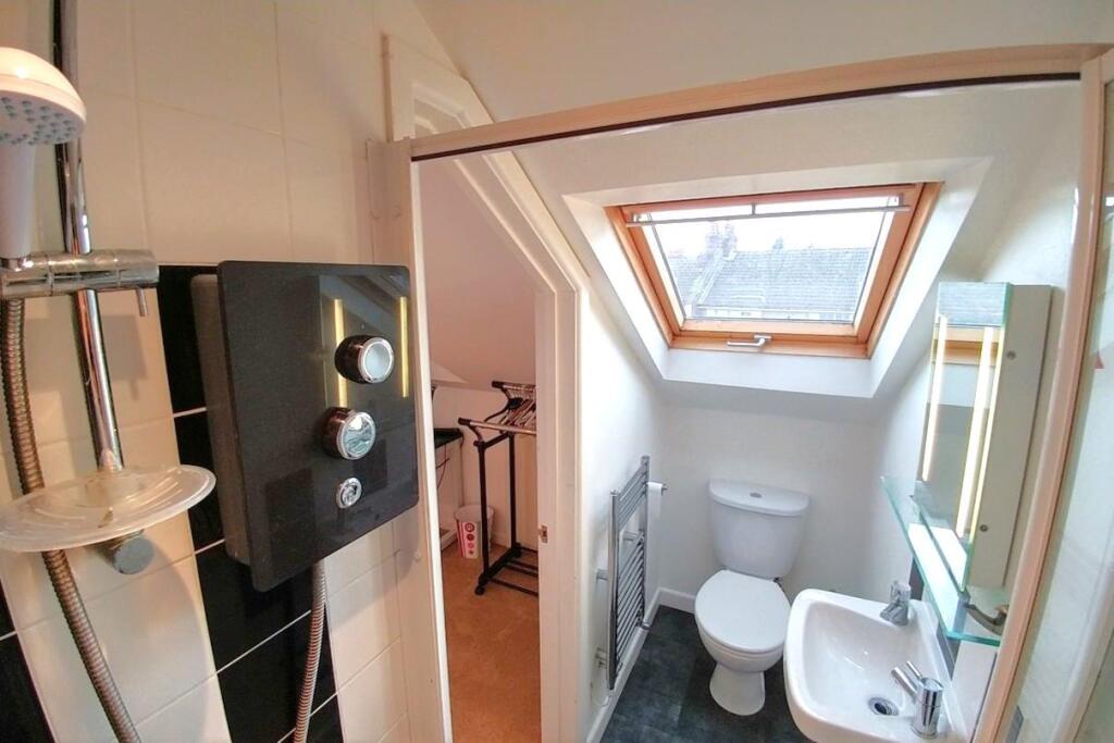 Bedroom 6 En-Suite.jpg