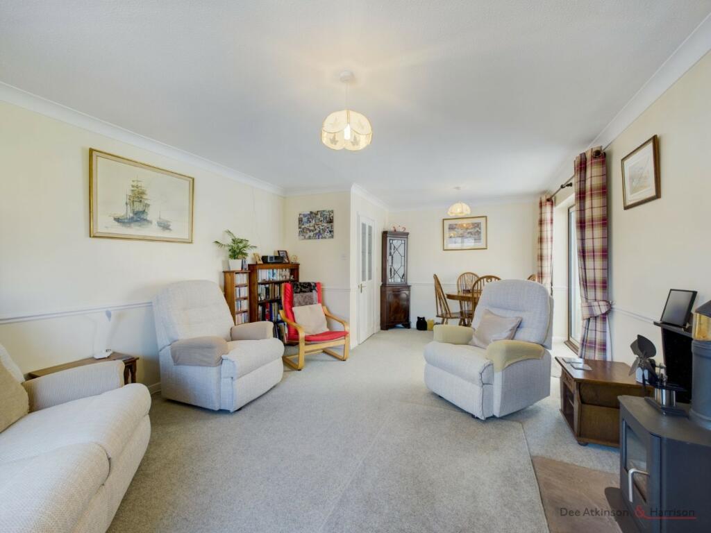 Lounge/Dining Area