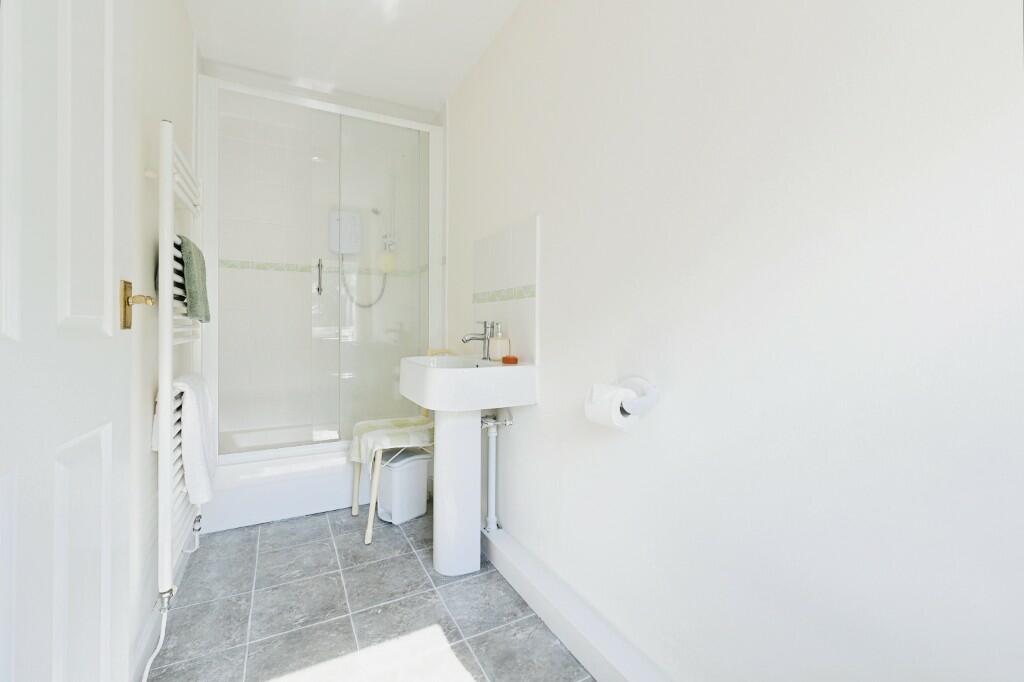 EN-SUITE SHOWER ROOM