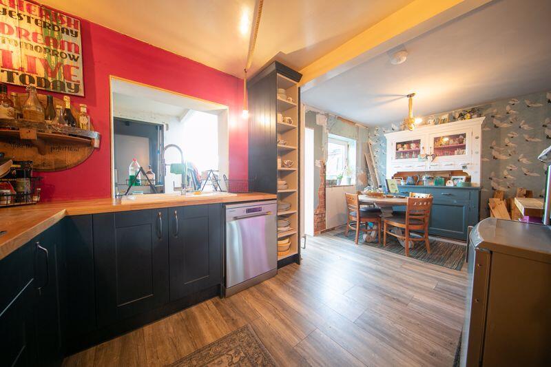 Kitchen &amp; dining room