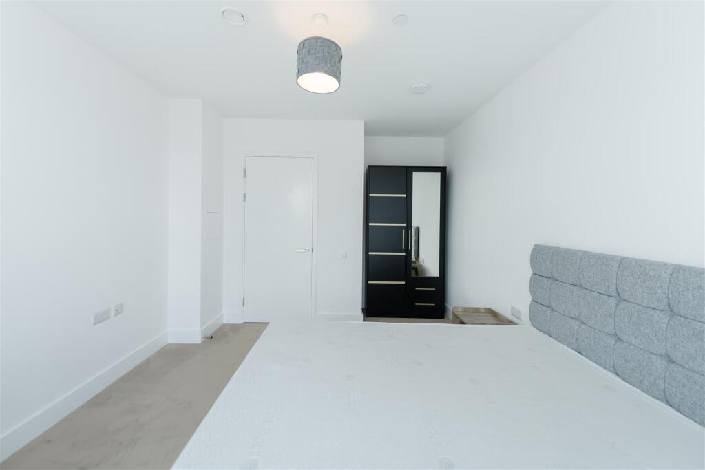 Master Bedroom       .jpg