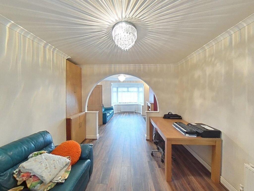 Bannister close (...