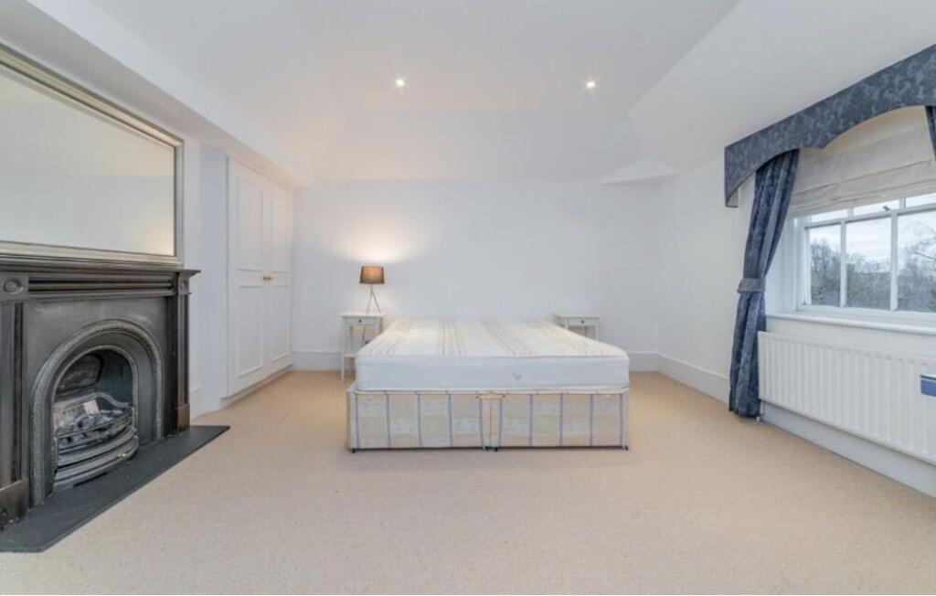 5. Master Bedroom.JPG