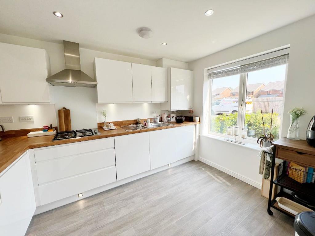 Kitchen pic 1.jpg