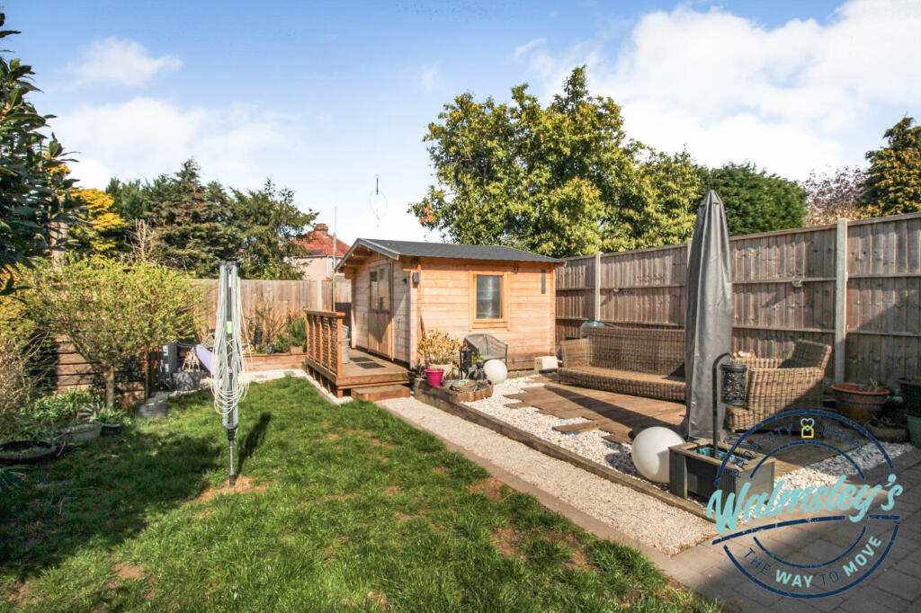 Insulated garden cabin &amp; patio