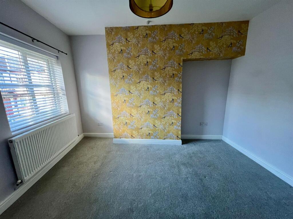 MAIN BEDROOM..jpg