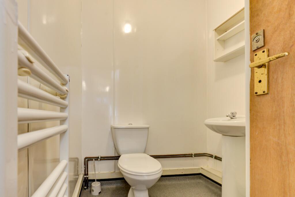 BATHROOM 2