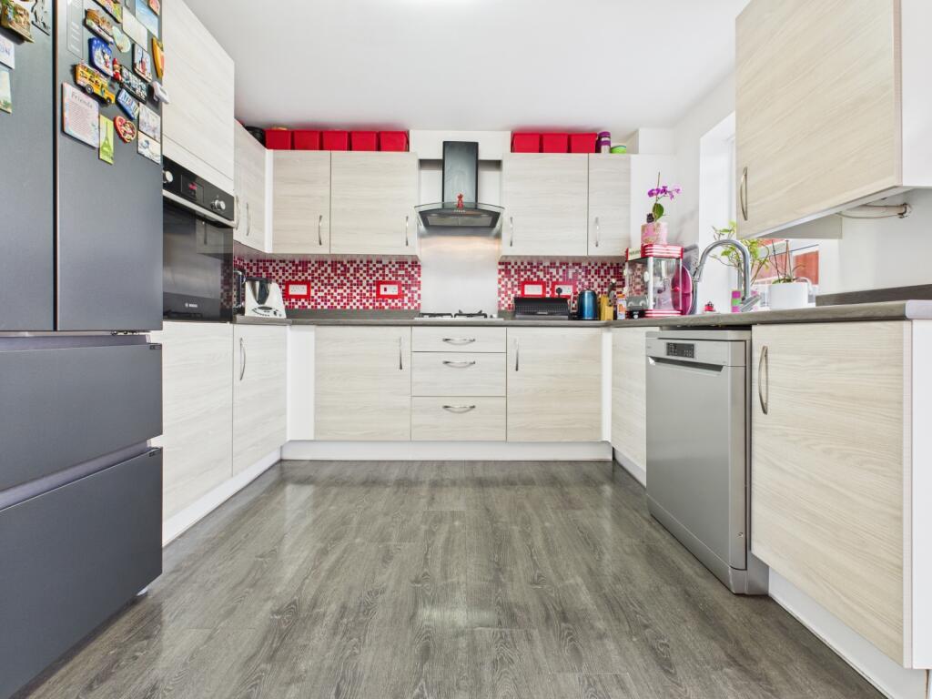 CAM03729G0-PR0130-STILL010