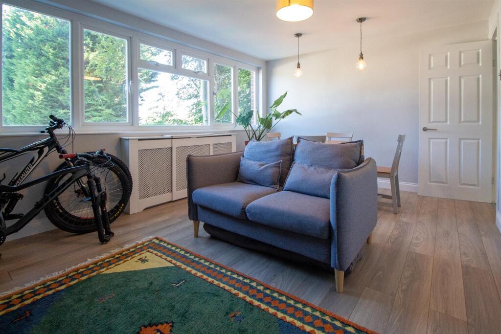 7a Heath Close - Living room-3.jpg