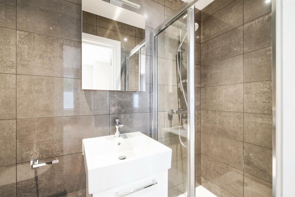 Contemporary en suite double shower