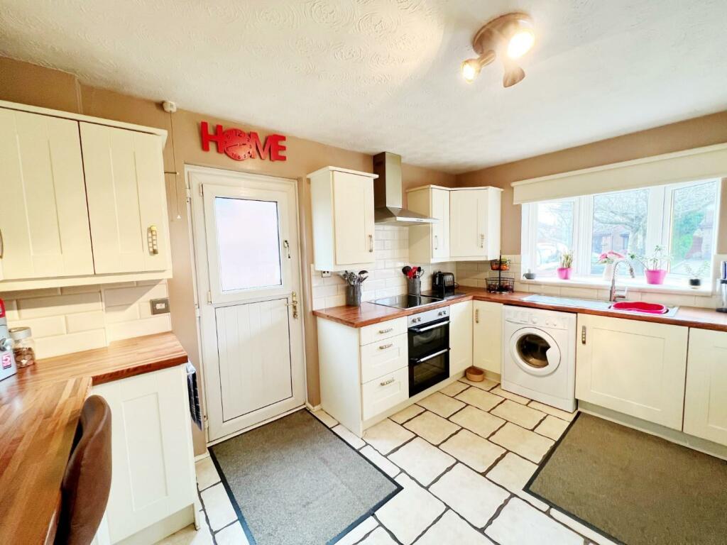 Kitchen pic 2.jpg