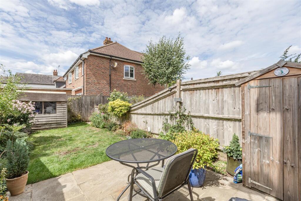 2 Kings Terrace, KT14 7AP - 11.jpg