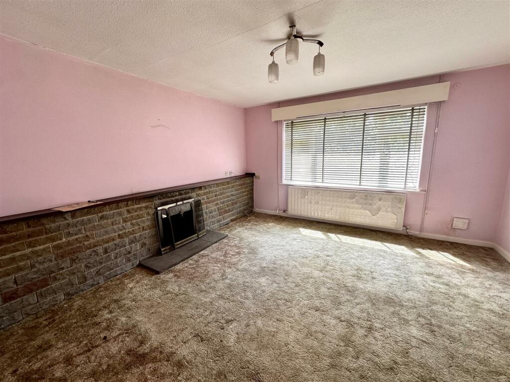 SITTING ROOM/BEDROOM 4