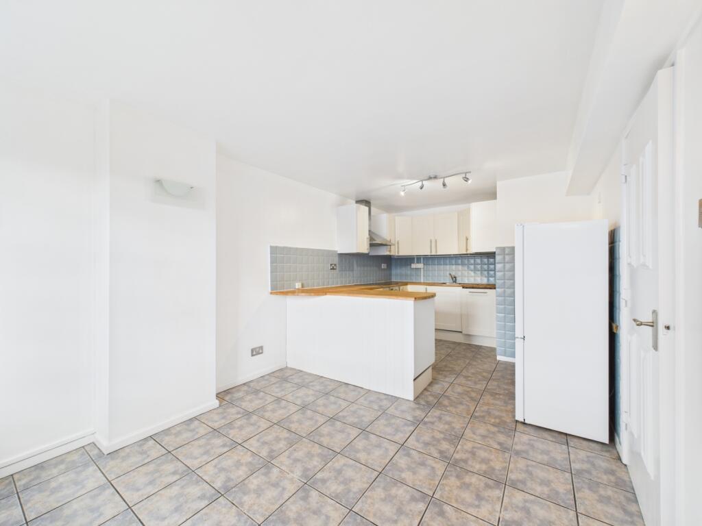 CAM01740G0-PR0412-STILL006