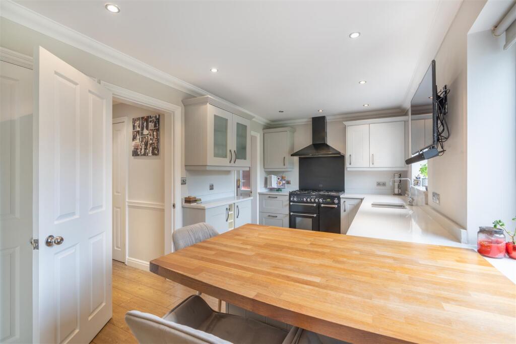 5 Abbots Mere Close-2.jpg