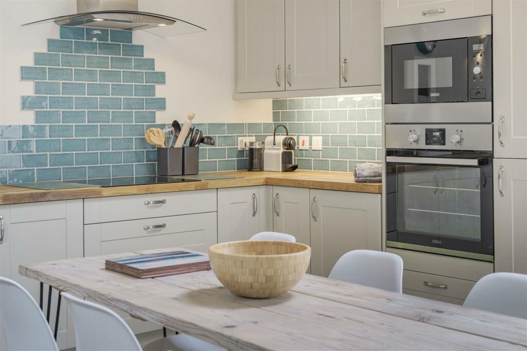 8508933-interior25.jpg