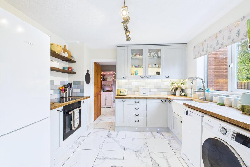 Kitchen 2.jpg