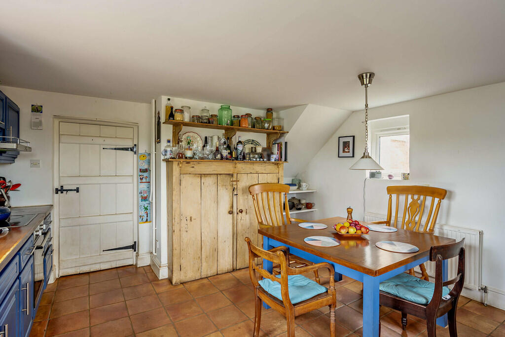 8642411-interior1...