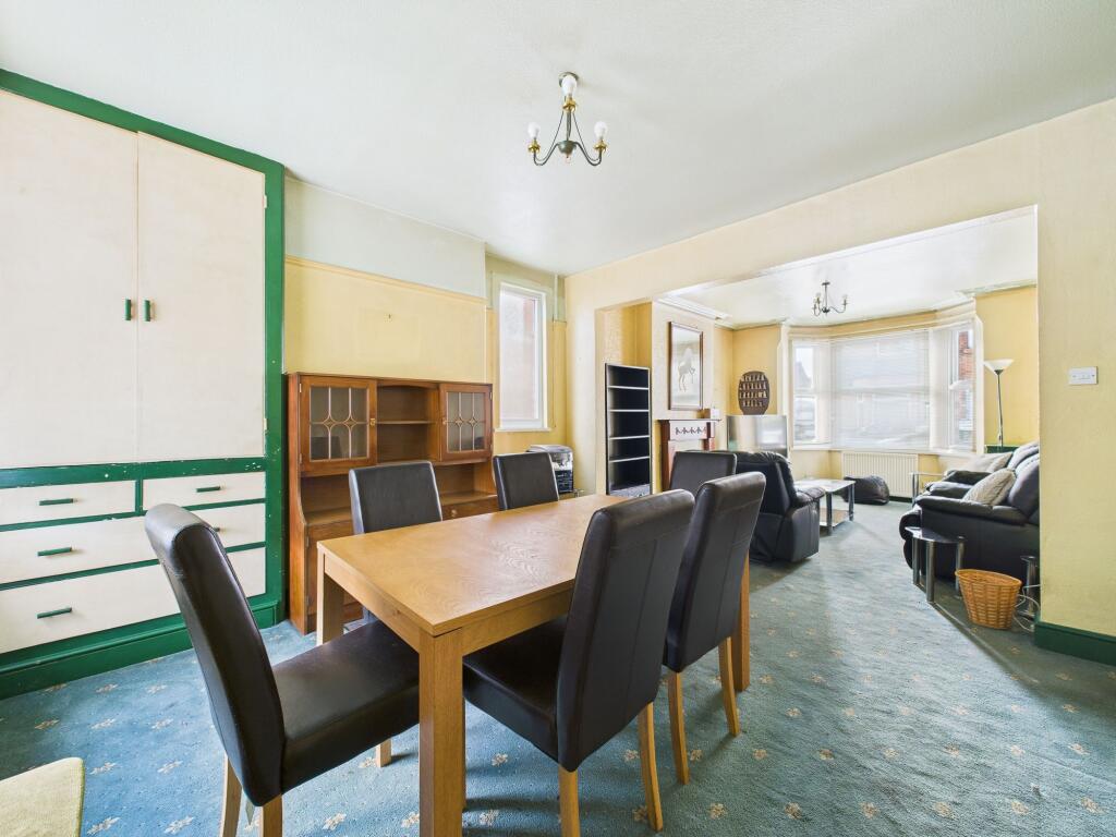 Lounge/Dining Room
