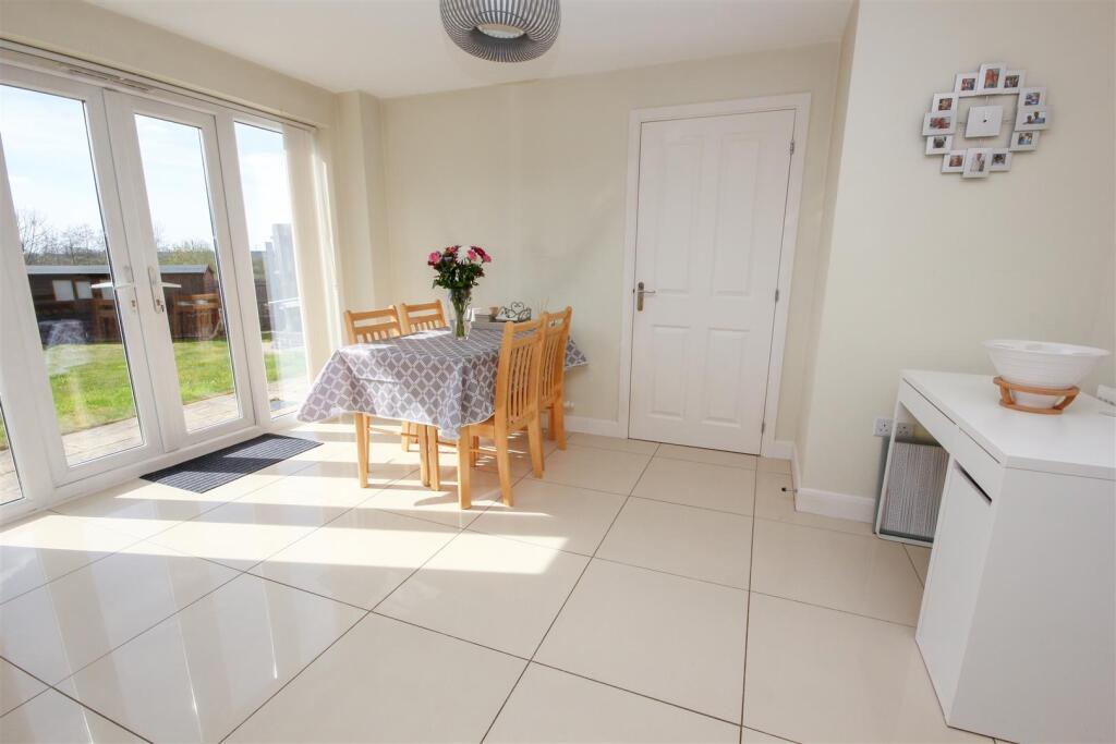Breakfast Area.jpg
