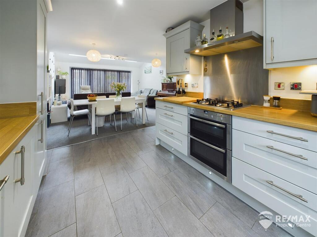 Kitchen (3).jpg
