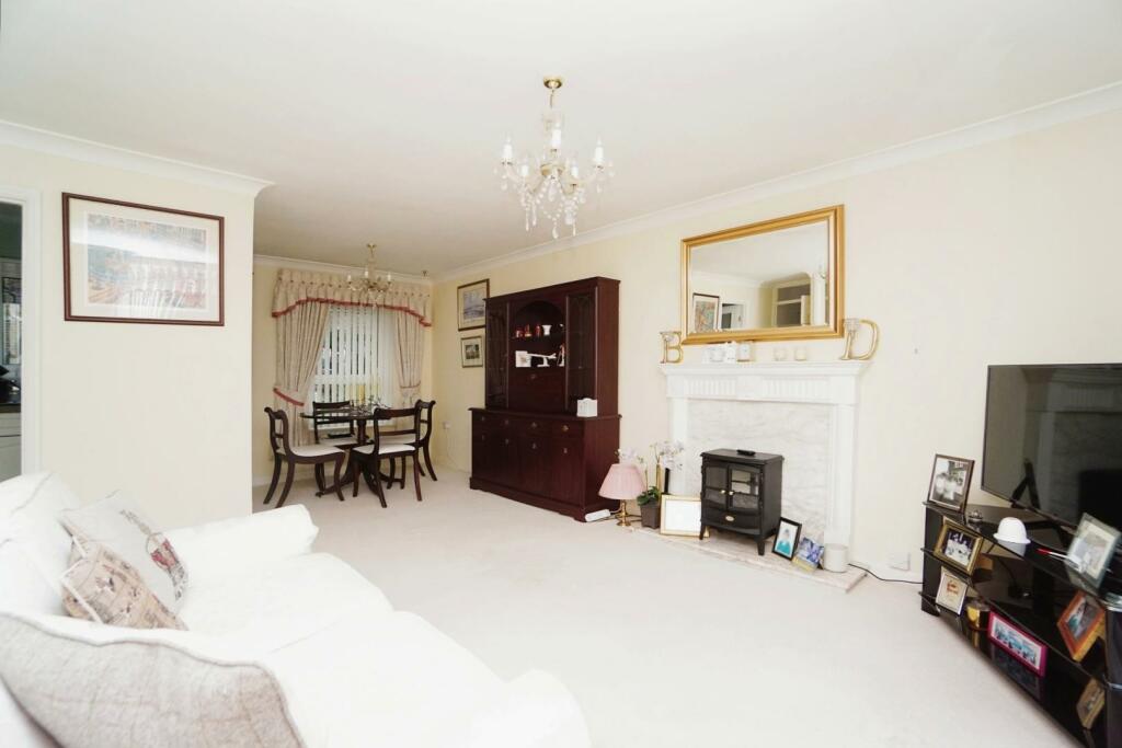 OPEN PLAN LIVING AREA