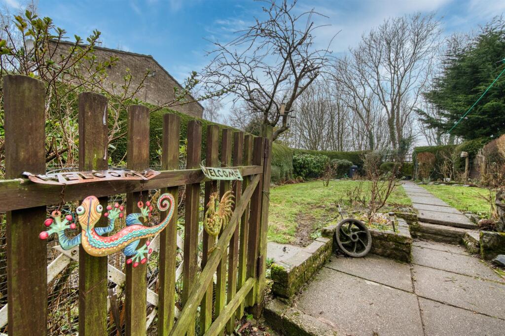 Gate to rear garden.jpg