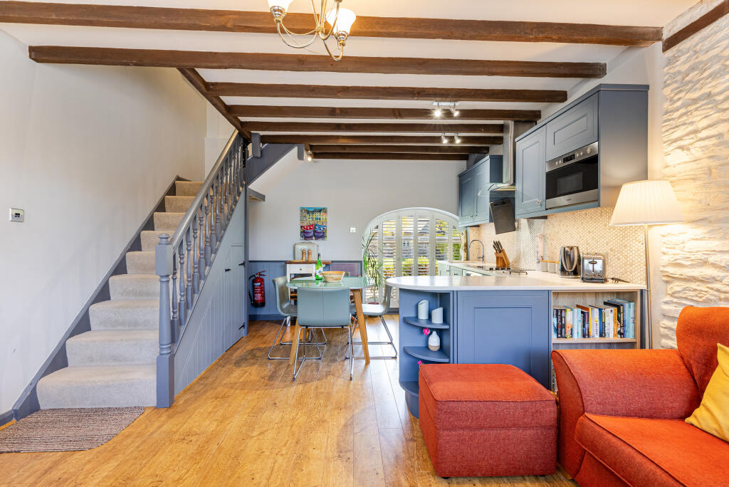 A01 - Hobbit Cottage Noss Mayo - 250912