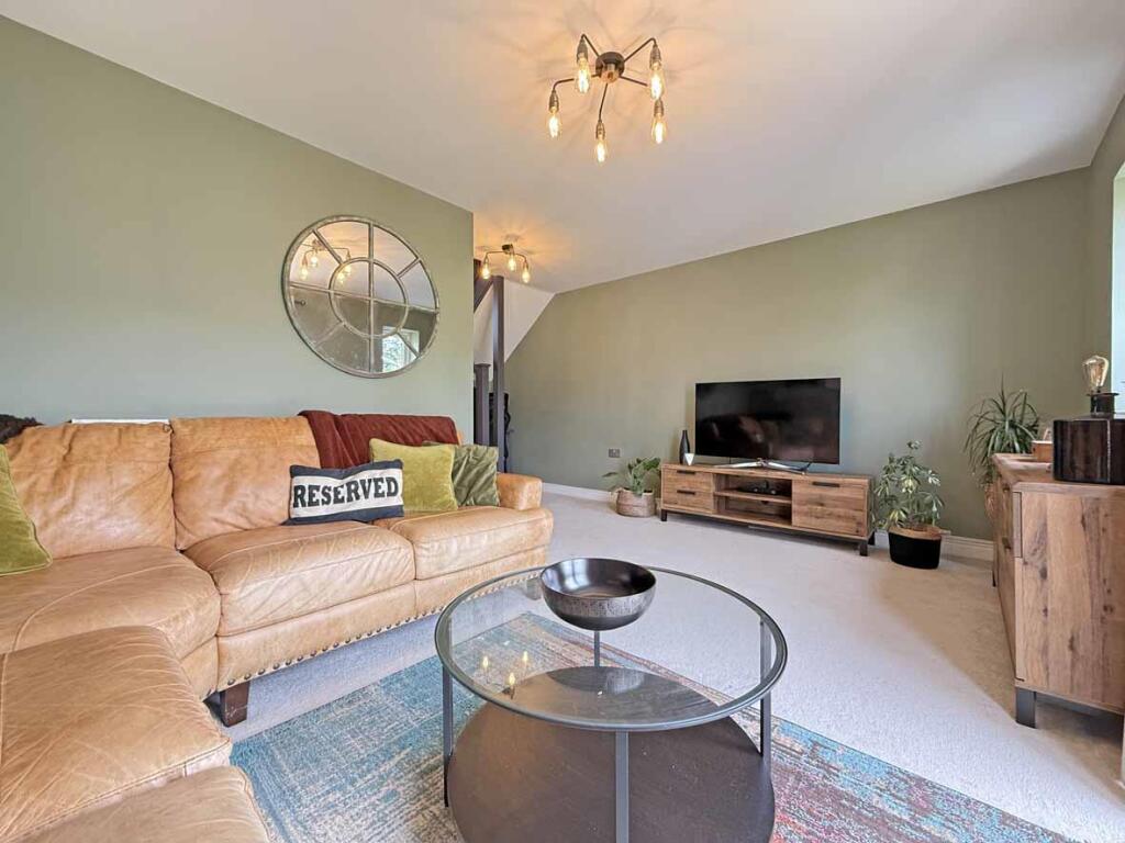 Ivy Drive 27 - Lounge 2...jpg