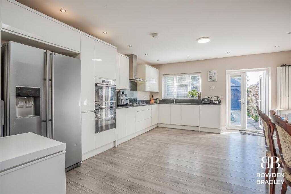 Kitchen/Dining Area