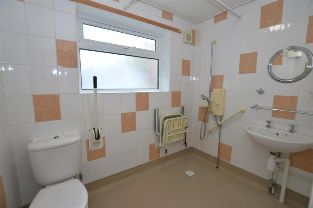 172 Whitton Dene wet room.JPG