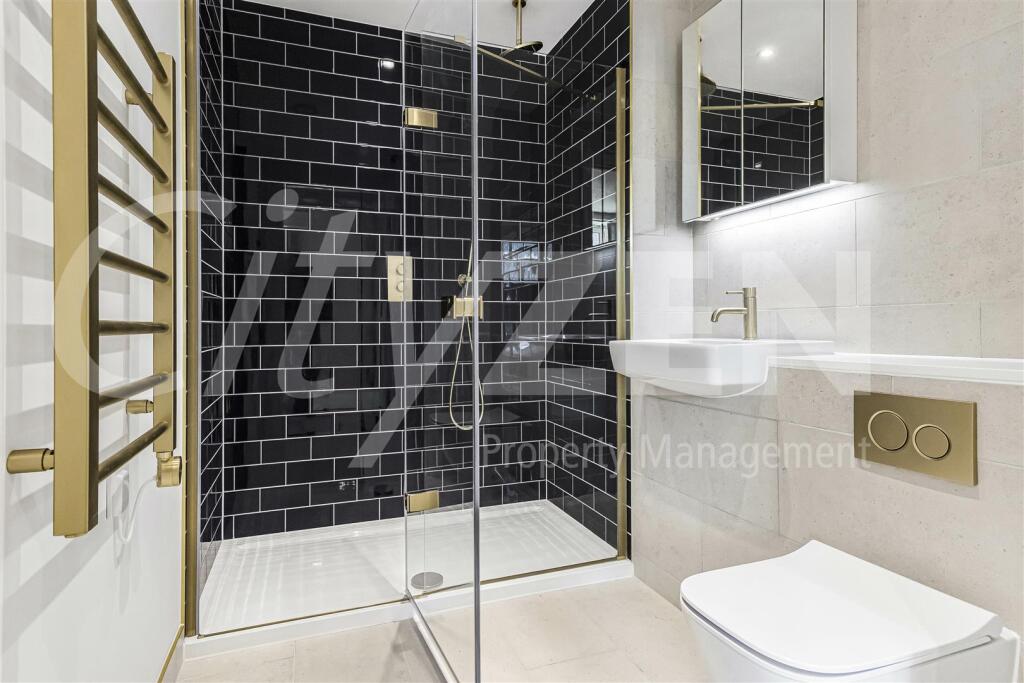 EN SUITE SHOWER ROOM