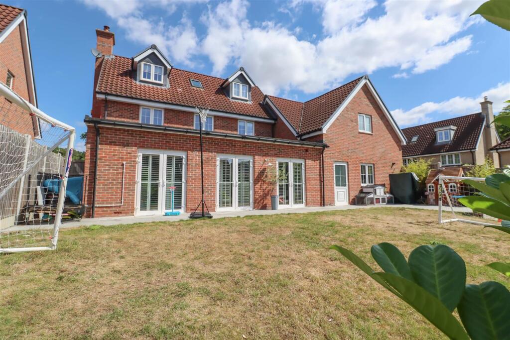 6 GORSE WOOD VIEW NEW FRONT-9.jpg