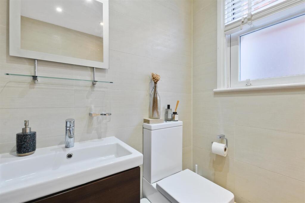 01-0a91GCWT - Flat A 27 Leghorn Road - Bathroom 2 