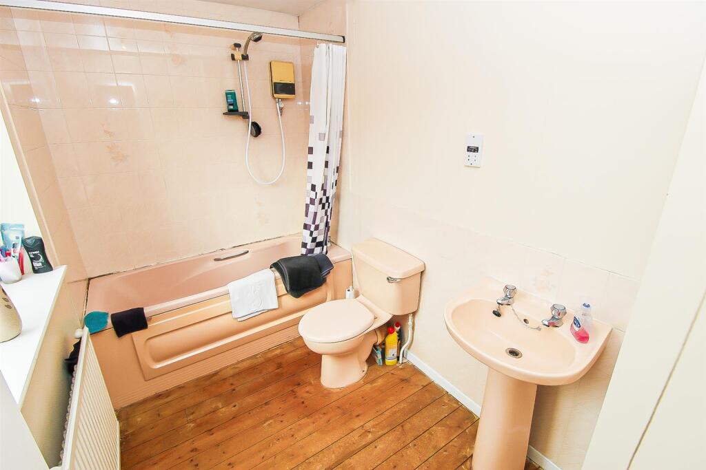 EN SUITE BATHROOM/W.C.