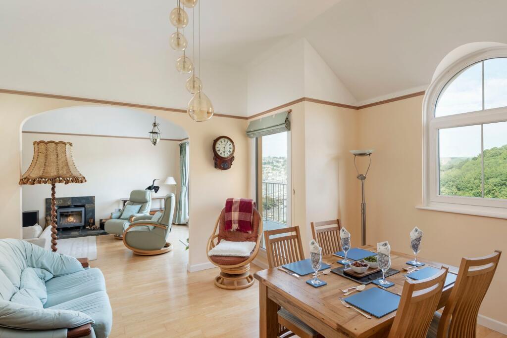 Living Area &amp; Dining Area - Cormorant, Kingswear