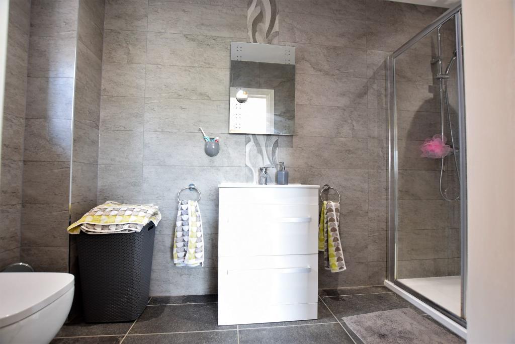EN SUITE SHOWER ROOM