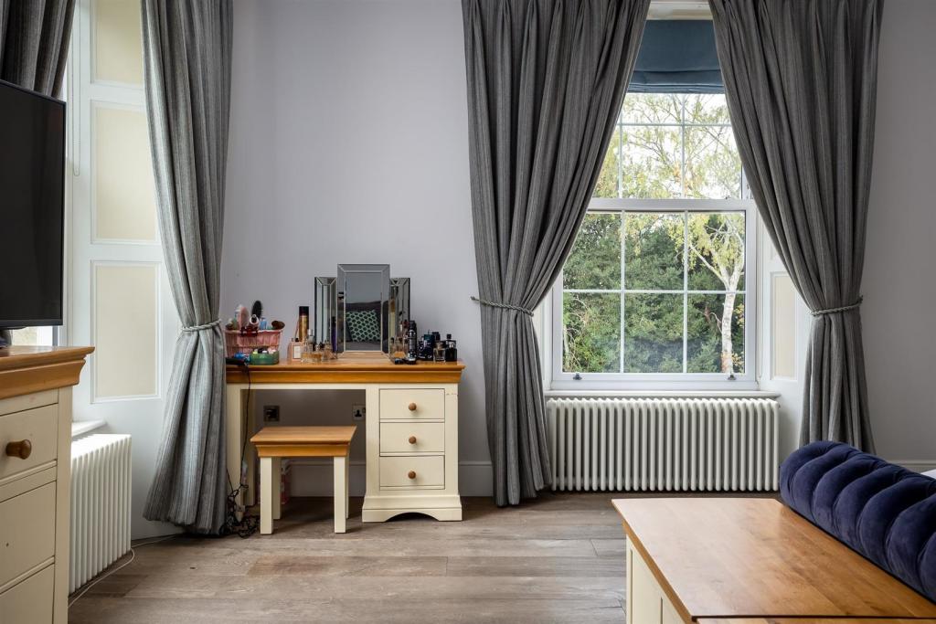 45 - Querns House - GL7 1RL - Web.jpg