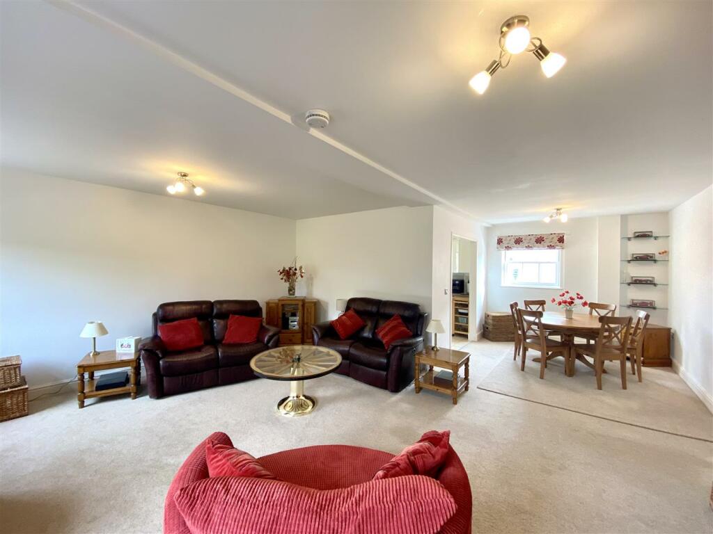 LIVING/DINING ROOM