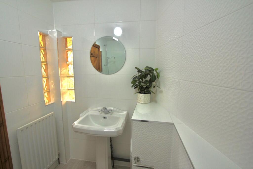 bathroom 1.jpg