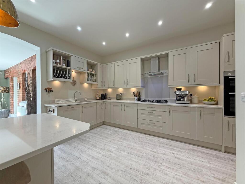 Kitchen 2.jpg