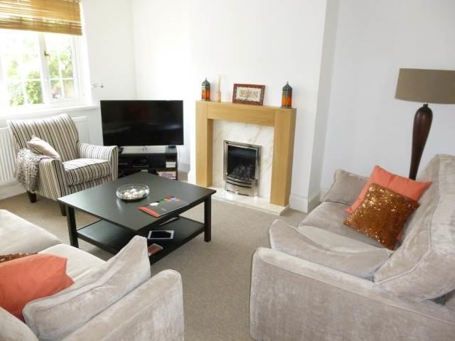 Lounge 1 (1).JPG
