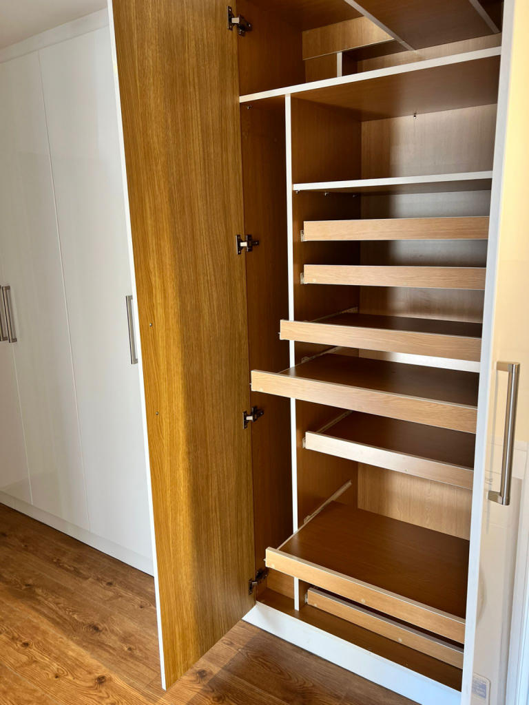 WALK-IN-WARDROBE