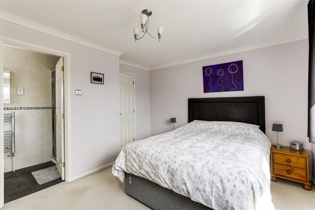 Bed 1 and ensuite.JPG